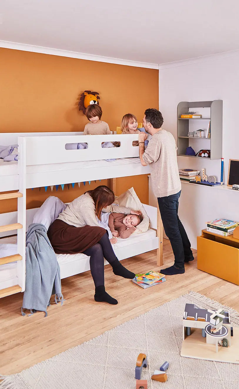 Lit Superposé 154 cm avec Échelle Droite et Barrière de Sécurité, 90x200 cm, Blanc/Chêne