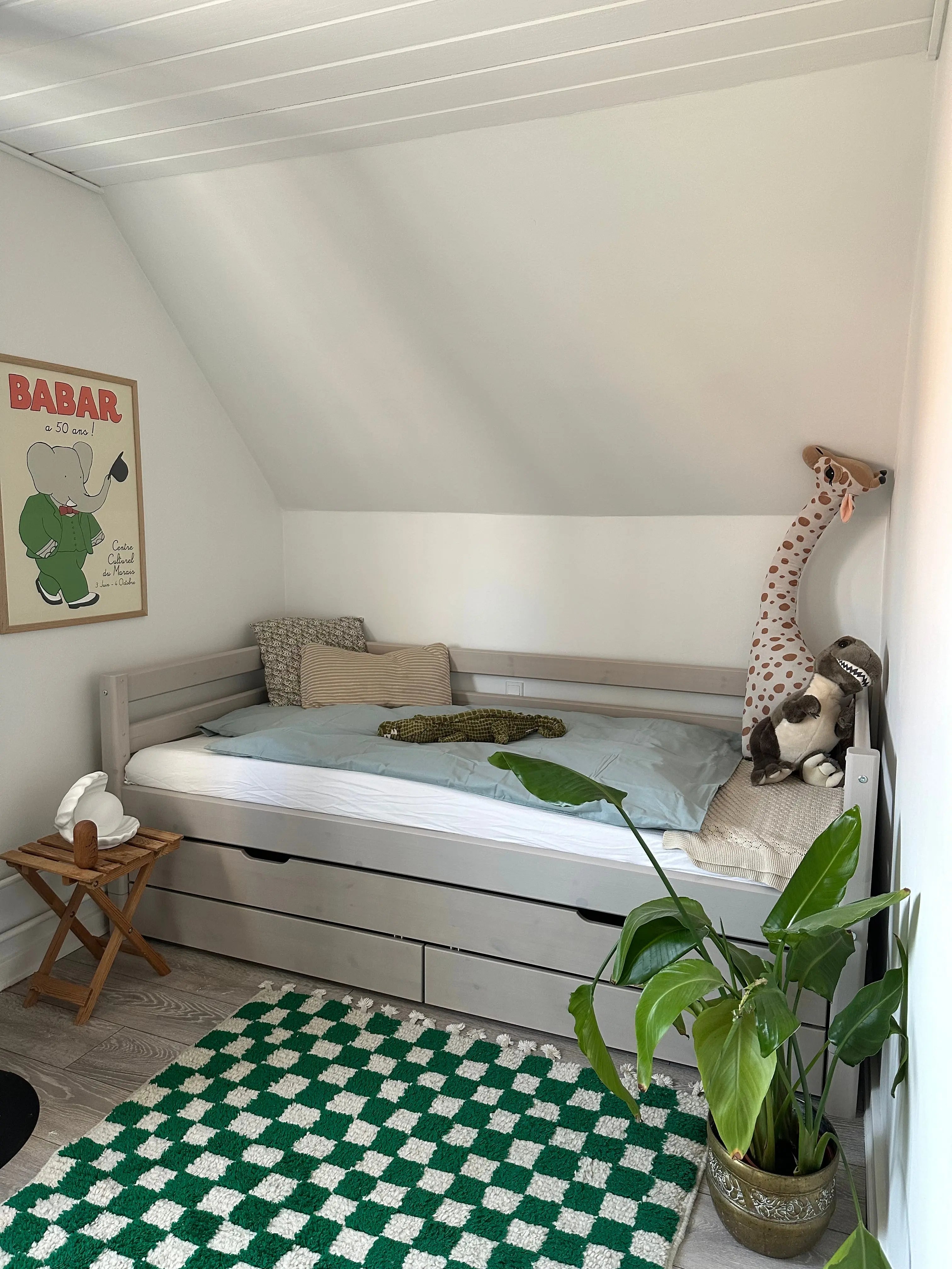 Lit simple avec lit gigogne, rangement et barrière de sécurité, 90x200 cm, Gris